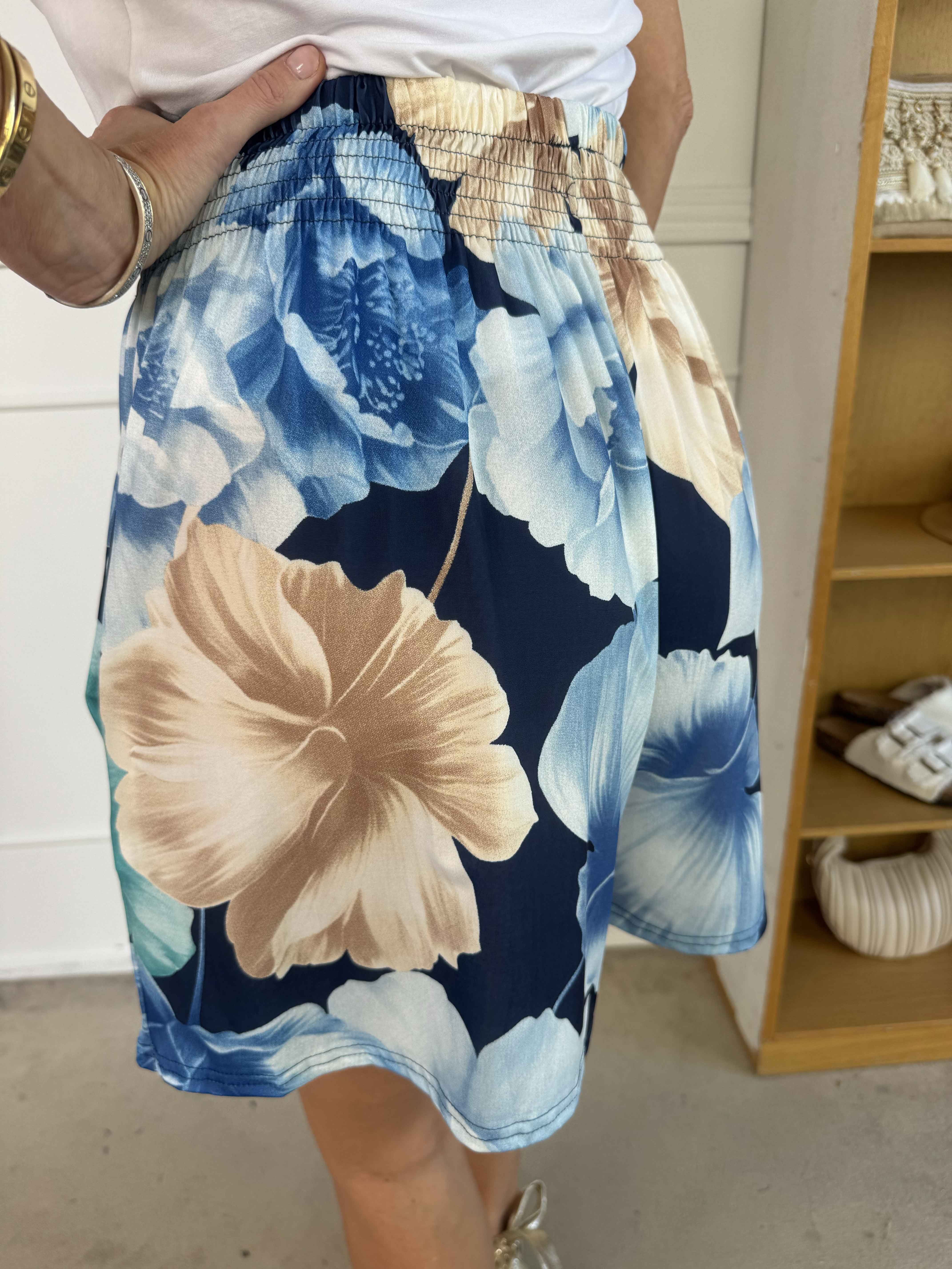 Pams Flower Shorts - Elastiska shorts med blommigt tryck
